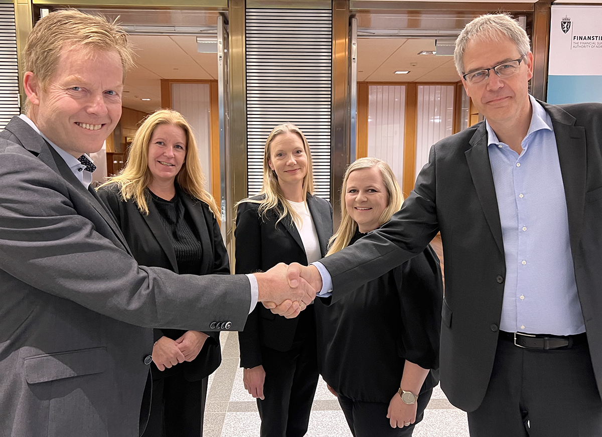 Bilde av Finanstilsynsdirektør Per  Mathis Kongsrud, direktør i Økokrim Pål Lønseth samt medarbeidere fredag 11. oktober 2024.